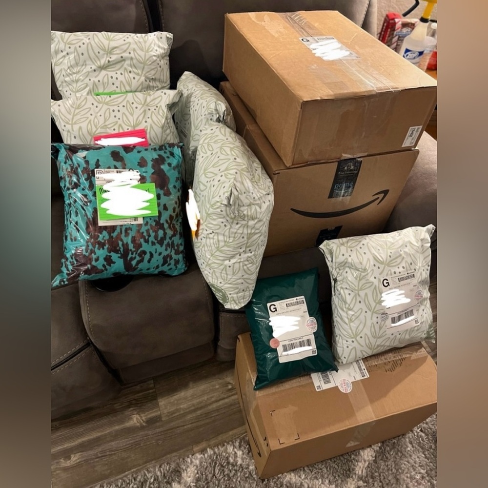 THRIFTEDBYKELBI IS LIVE - SO MANY GIVY’S & FREEBIES - LIKE THIS TO BE NOTIFIED!🤍 - Picture 9 of 16